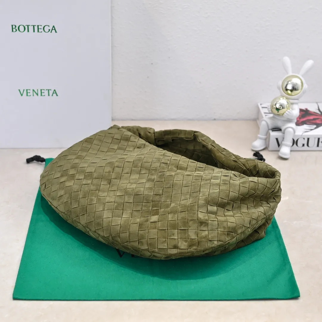 Batch 1960 #BV 𝗝𝗢𝗗𝗜𝗘# Street style’s new favorite fashionable large size 𝙟𝙤𝙙𝙞𝙚 It’s coming, it’s coming, it’s really coming! I have always thought that knitted BV is old-fashioned, until I met it - 𝙟𝙤𝙙𝙞𝙚, I realized that the original classic knitting elements and the new knot element design can be so fashionable! I have to admire Daniel Lee’s design talent! Large capacity to meet daily needs! Fashionable and versatile, it’s perfect for concave shapes, take it out to hit the streets! Size: 48*40*16 Style number: 6698